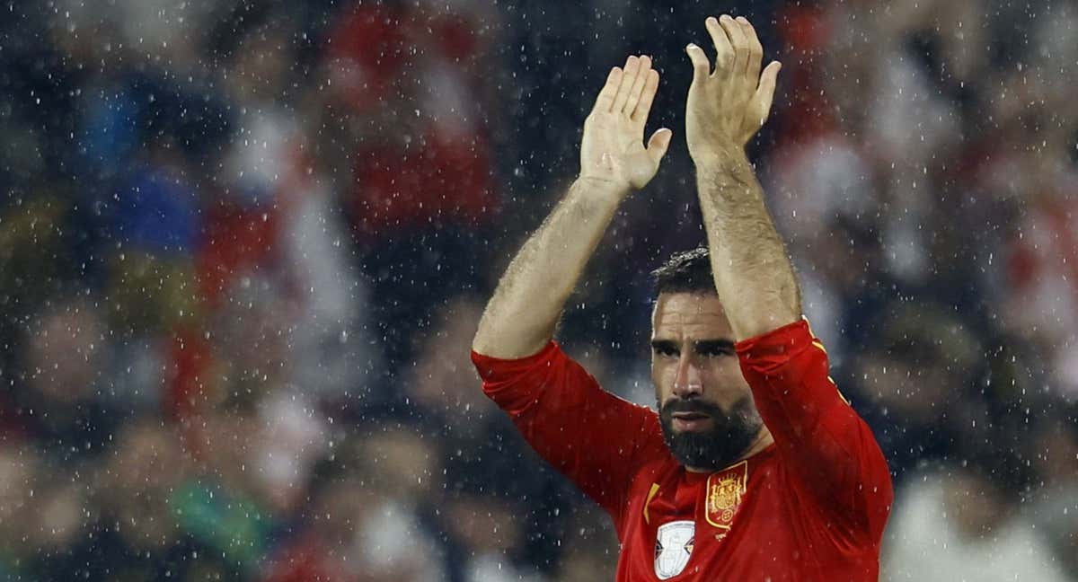 Carvajal aplaude durante el partido de octavos ante Georgia.
