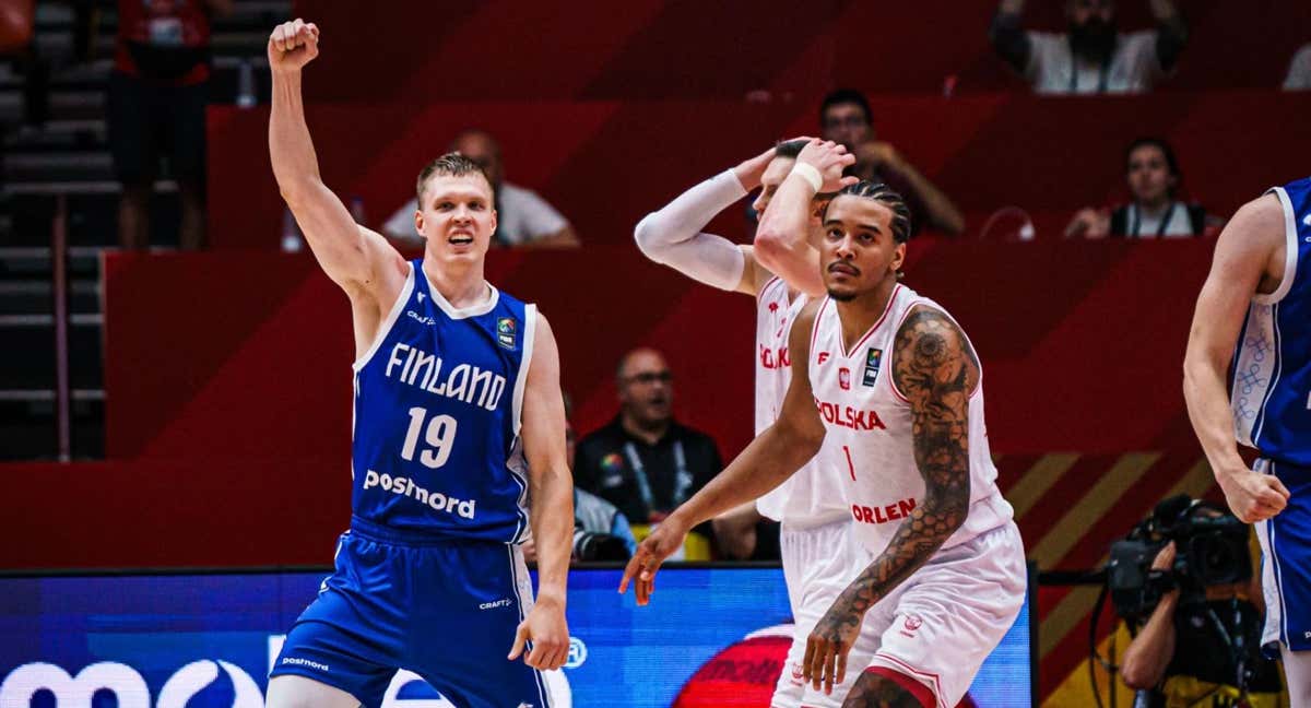 Valtonen celebra una canasta ante Sochan./FIBA