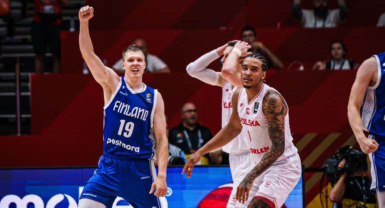 Valtonen celebra una canasta ante Sochan.