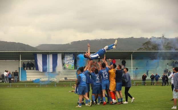 Los jugadores del Iberia C.F. mantean a Marcos.  IBERIA CF