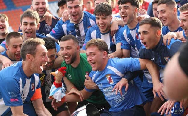 Marcos levanta junto al equipo la ansiada copa en el Anxo Carro.  IBERIA CF
