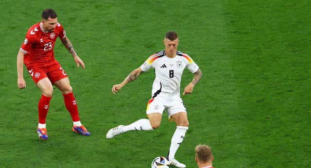 La consigna española: atacar sobre el central Kroos
