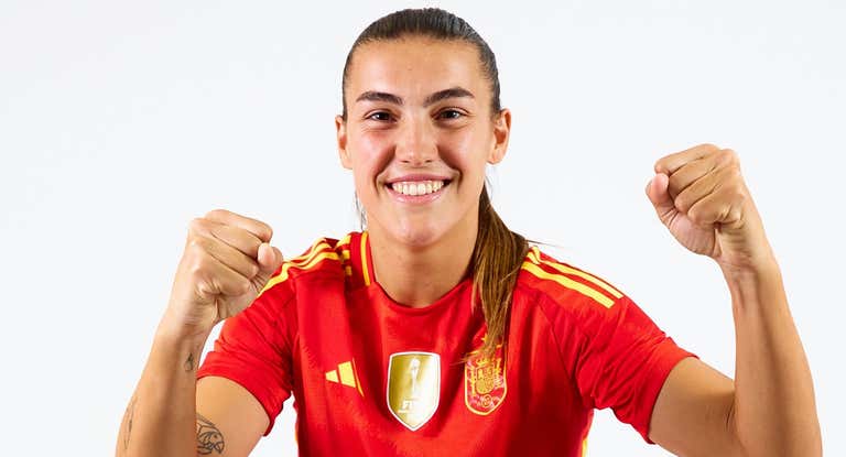 Patri Guijarro posa con la equipación de España.