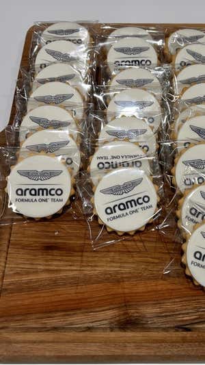 Galletas corporativas de Aston Martin para sus empleados.  CARLOSSMF1
