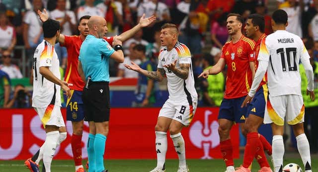 ¿Quién es Anthony Taylor, el árbitro inglés del España – Alemania que permitió una cacería?