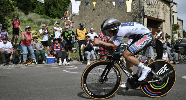 Evenepoel se crece, Pogacar mantiene el liderato y Vingegaard se desinfla en la primera crono