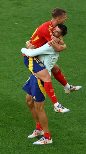 Morata y Olmo celebran. REUTERS