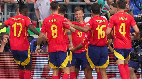 Dani Olmo es felicitado tras su gol a Alemania. /EP