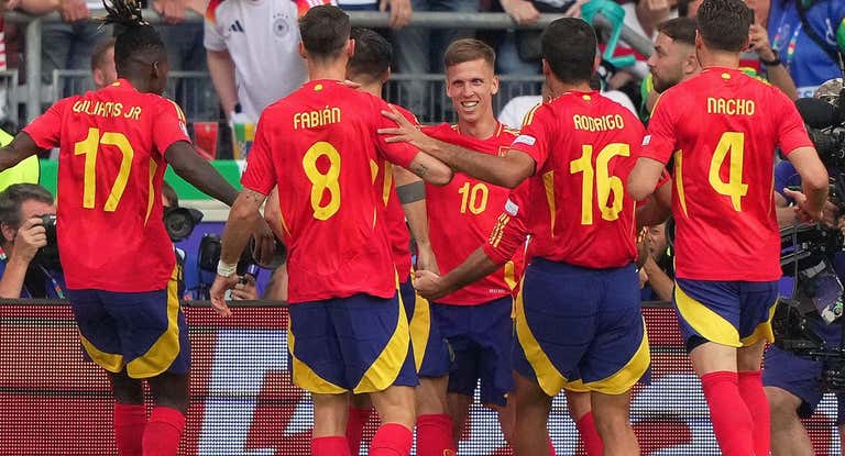 Dani Olmo es felicitado tras su gol a Alemania.