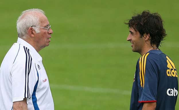 Luis Aragonés y Raúl González, cara a cara. El entrenador no volvió a convocar al madridista tras la debacle e Belfast.  AFP