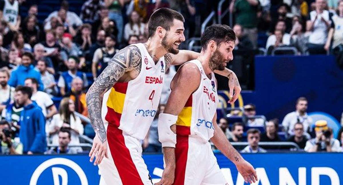 Juancho Hernangómez junto a Rudy Fernández en el partido ante Finlandia del Eurobasket 2022. /FIBA