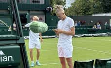 Una foto en Wimbledon cristaliza un dilema nuevo con los móviles en el tenis: "Este no aguanta ni cinco minutos la concentración"