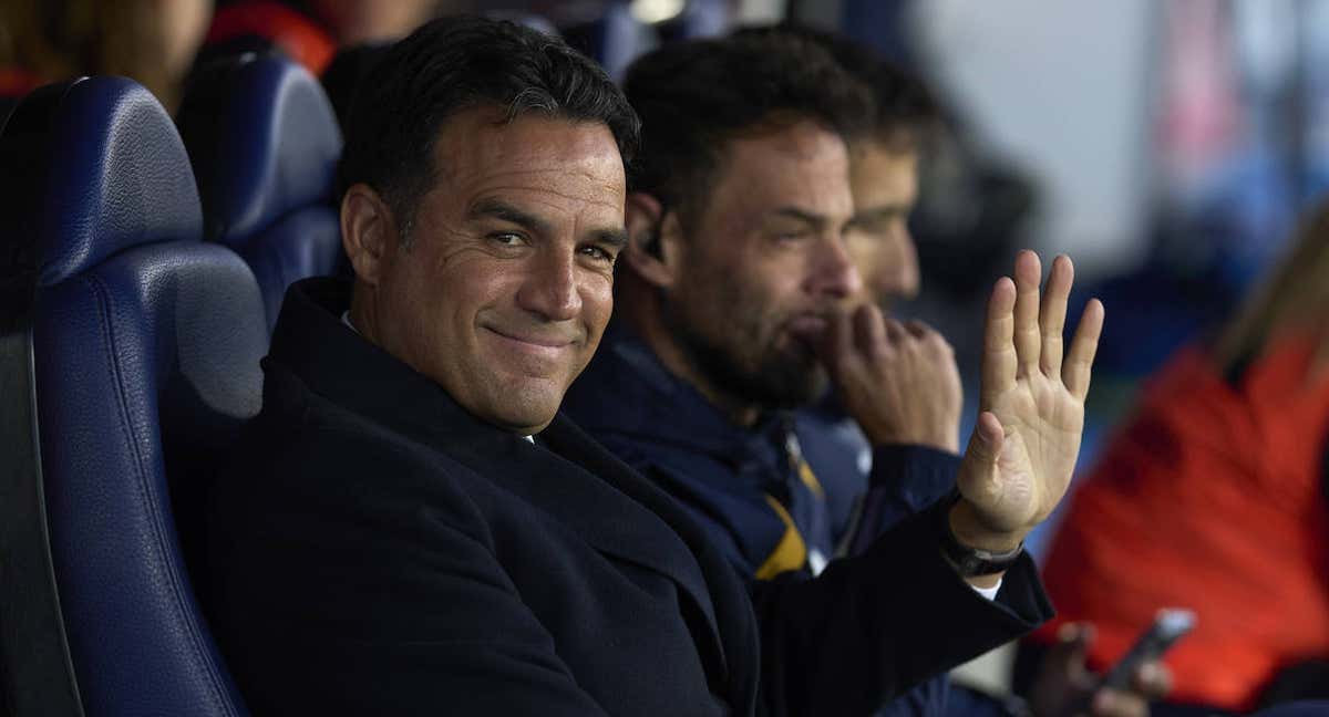 Alberto Toril, entrenador del Real Madrid, en el banquillo durante un partido esta temporada. /GETTY