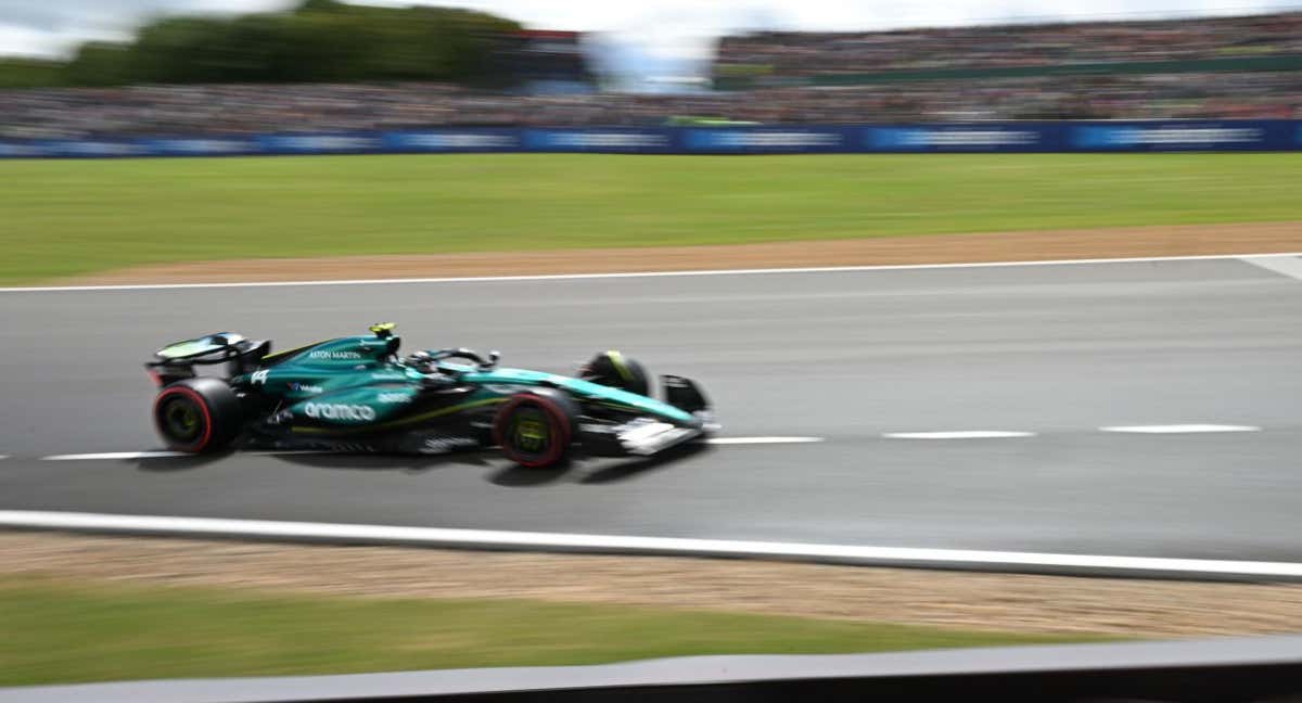 Fernando Alonso vuelve al pit lane tras abortar vuelta. /EFE