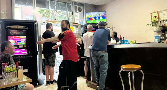 Lo que pasa en el barrio de Lamine cuando juega España: entre la devoción y la indiferencia