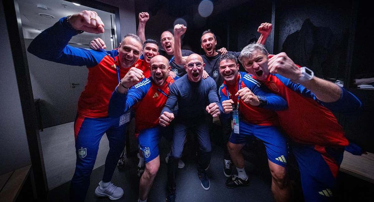 Luis de la Fuente celebra la victoria ante Alemania con Ferran Torres. /RFEF