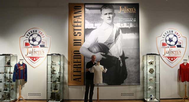 Diez años sin Di Stéfano: una subasta de 800 objetos repartió su legado por todo el mundo