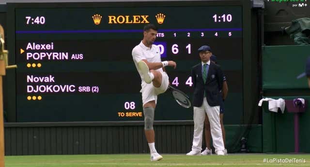 El Inglaterra-Suiza se jugó en la central de Wimbledon: Djokovic le lanzó un penalti a Popyrin y el público estalló