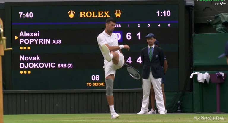Djokovic simula un penalti en Wimbledon.