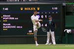 El Inglaterra-Suiza se jugó en la central de Wimbledon: Djokovic le lanzó un penalti a Popyrin y el público estalló