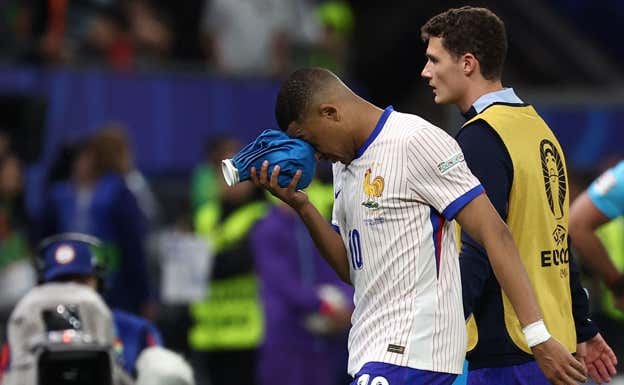 Mbappé se retira con hielo en el rostro.  AFP