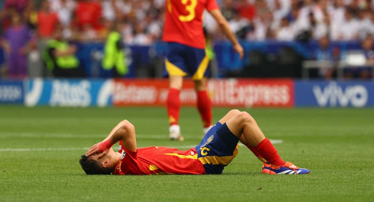 Pedri, tumbado sobre el césped de Stuttgart después de recibir la patada de Kroos.