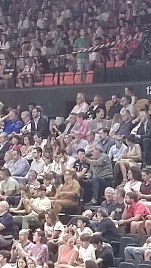 Imagen de la grada con Álex Abrines charlando con Juan Carlos Sánchez.  RELEVO