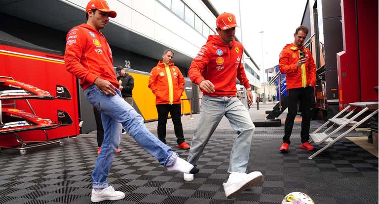 Carlos Sainz, arruinándole un chut a Charles Leclerc en Silverstone.