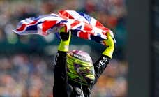 Abrazo con sus padres, bandera británica por todo lo alto y 945 días explican por qué Lewis Hamilton “no podía salir de la cama”