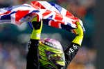 Abrazo con sus padres, bandera británica por todo lo alto y 945 días explican por qué Lewis Hamilton “no podía salir de la cama”