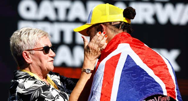 Pensó en retirarse y que nunca lloraría… pero la vida ha sorprendido a Lewis Hamilton: «Mis padres eran mis únicos seguidores»