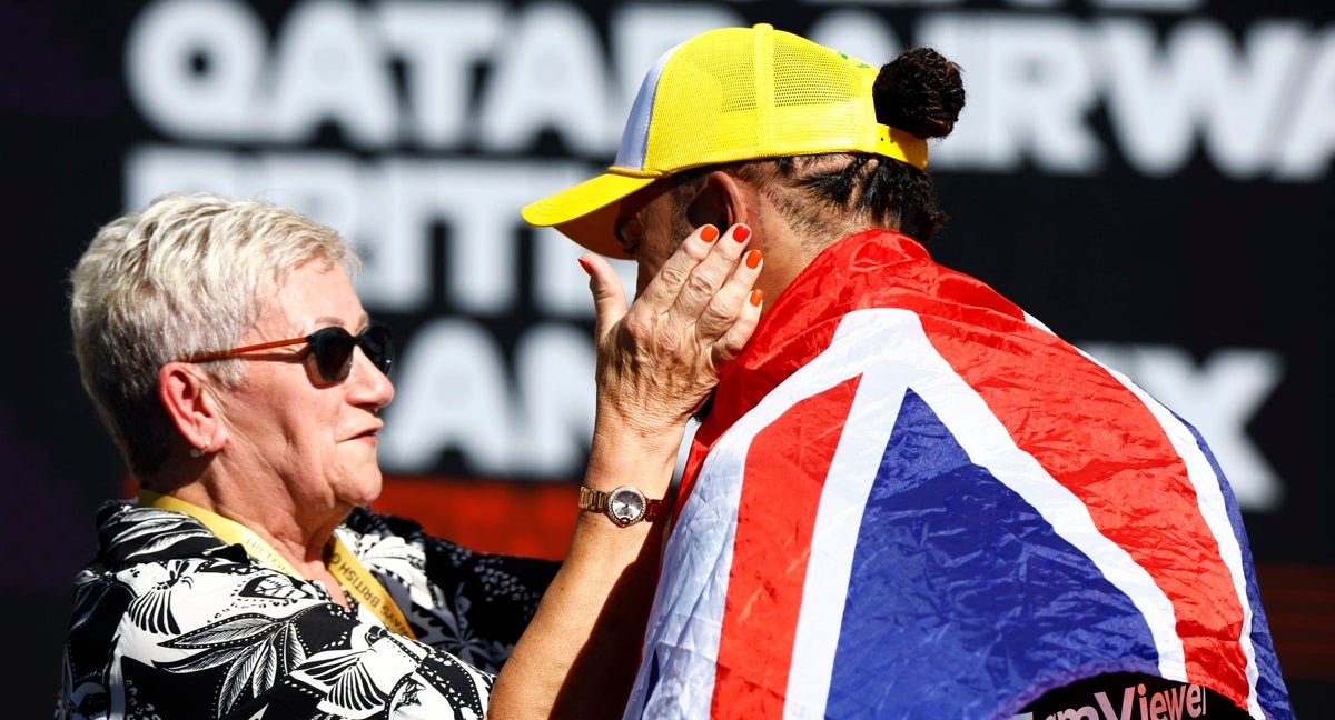 Lewis Hamilton, con su madre.