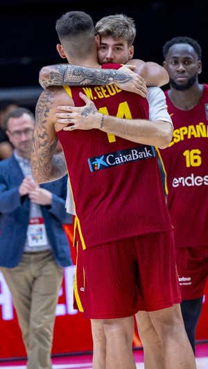 Los hermanos Hernangómez se abrazan tras el choque ante Finlandia. FEB