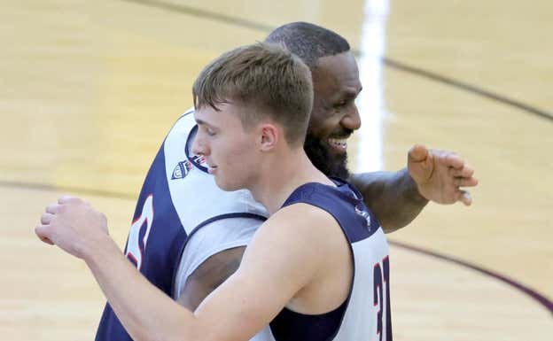 Lebron James saluda a Cooper Flagg.  AFP