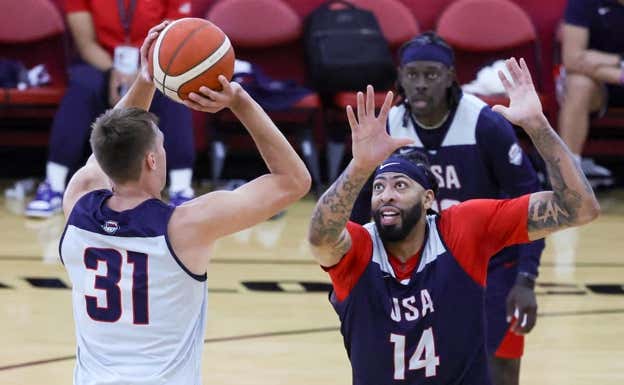 Cooper tira a canasta ante Davis.  AFP