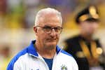 Los jugadores de Brasil ignoraron a Dorival en la tanda de penaltis, mientras Bielsa lideró a Uruguay