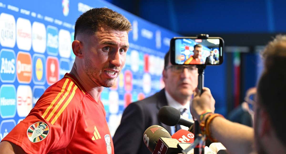 Aymeric Laporte atiende a los medios de comunicación tras un partido de España en esta Eurocopa. /GETTY