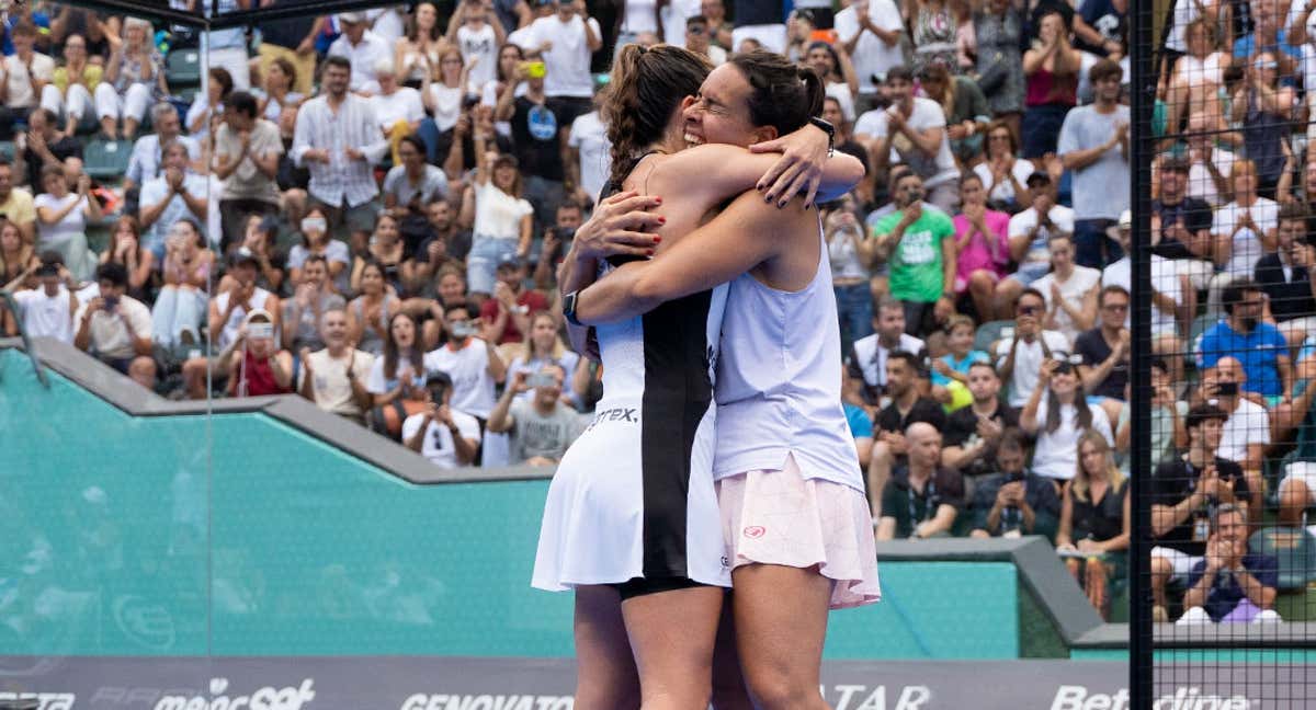 Martita y Sofía se abrazan tras el partido.
