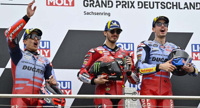 Marc Márquez celebra el segundo puesto en Alemania.