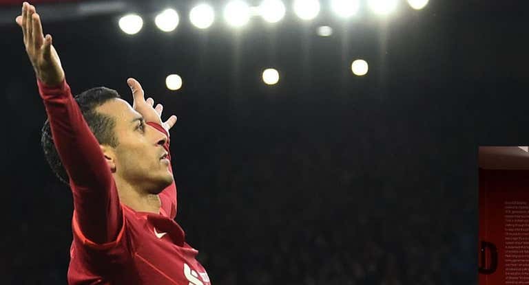 Thiago en un partido con el Liverpool.