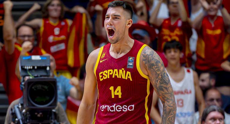 Willy Hernangómez celebra una canasta ante Finlandia.