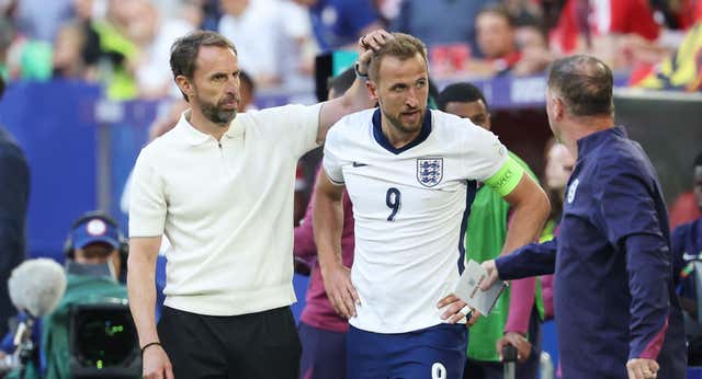La prensa inglesa se ensaña con Harry Kane… y se acuerda de Cristiano Ronaldo: «Es un vago y no está en forma»
