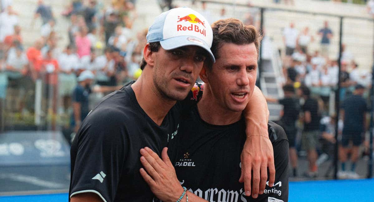 Paquito Navarro y Juan Lebrón se abrazan después de un partido./PREMIER PADEL