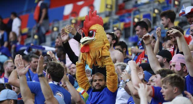 Un exagente de futbolistas se convierte en la mascota de Francia y viaja por Alemania sin gastarse un euro: “Sudamos más que los jugadores”