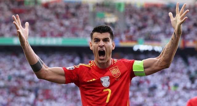 Morata confirma su fama y una doble cara que molesta: un ejemplo en la caseta y un pirómano ante la Prensa