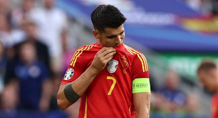 Morata lamentándose con la camiseta de la Selección