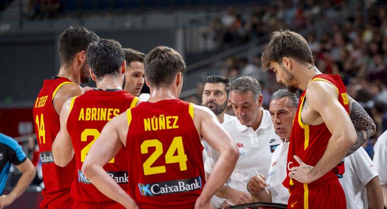 Scariolo da indicaciones a sus jugadores este verano.