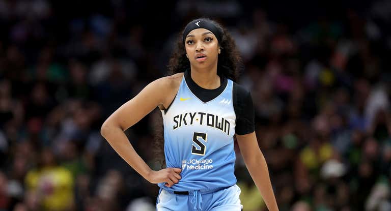 Angel Reese en su encuentro ante las Seattle Storm.