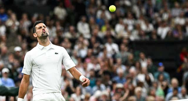 Novak Djokovic se olvida de sus millones mientras dirige en la sombra: «Es asombroso que se tome el tiempo para eso»