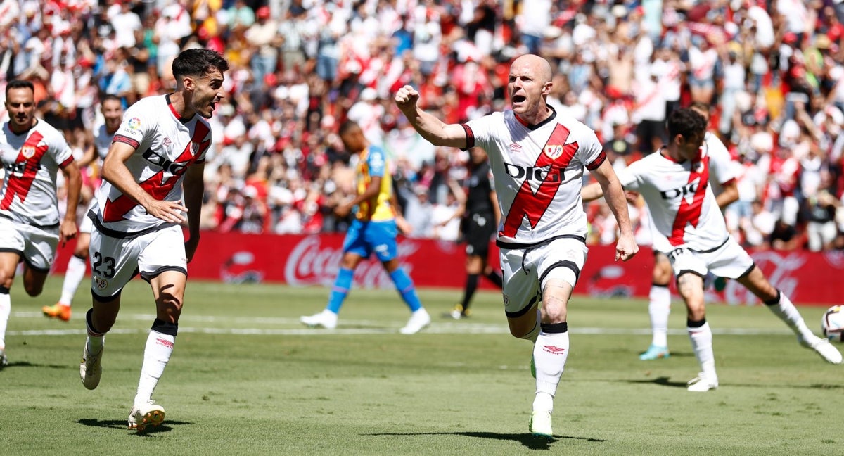 Isi Palazón celebra un gol con el Rayo Vallecano.